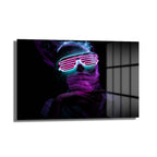 Neon Enerjisi: Fütüristik Işık Sanatı Cam Tablo, pembe, mor ve turkuaz neon ışıkların dans ettiği, siberpunk estetiğine sahip modern bir cam duvar tablosu.