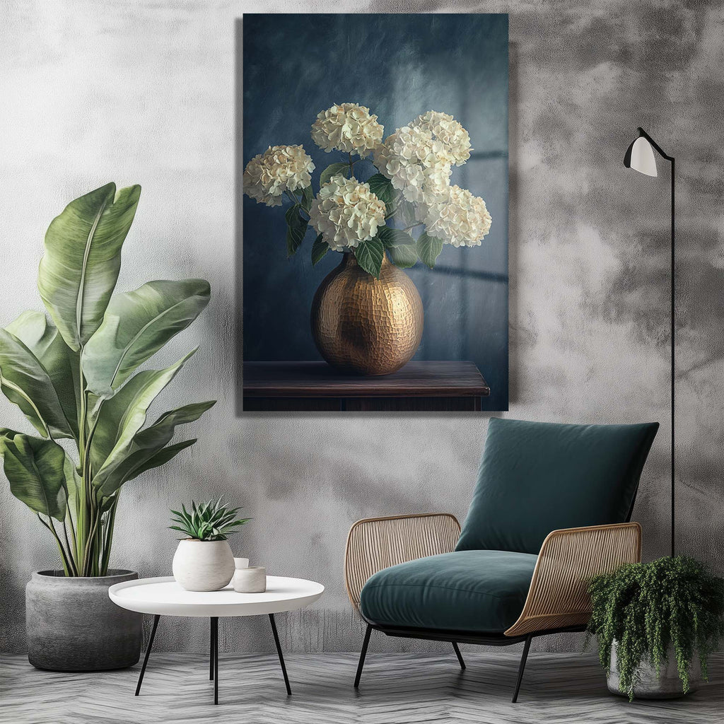 Elegansın Dokunuşu: Altın Vazoda Beyaz Hydrangea Cam Tablo