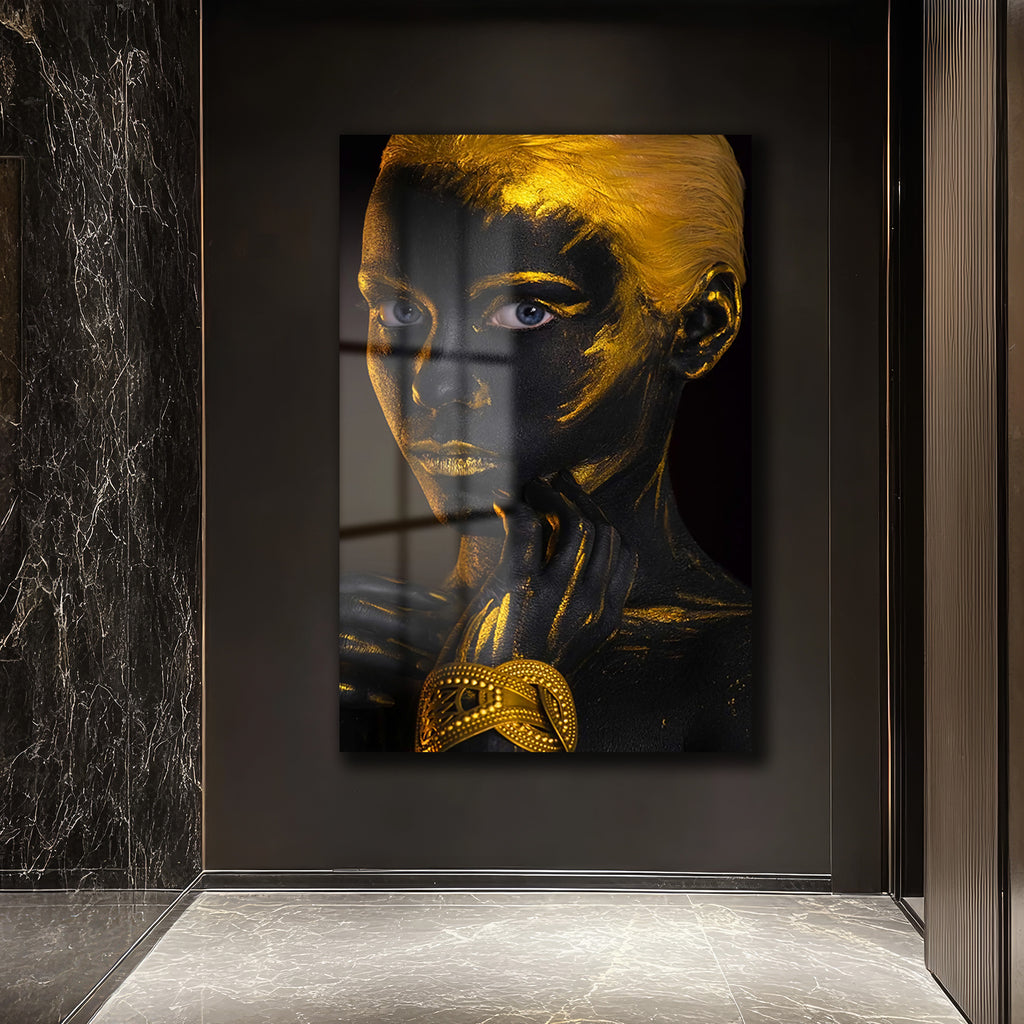 Altın ve Siyahın Büyüsü: Gizemli Kadın Portresi Temperli Cam Tablo