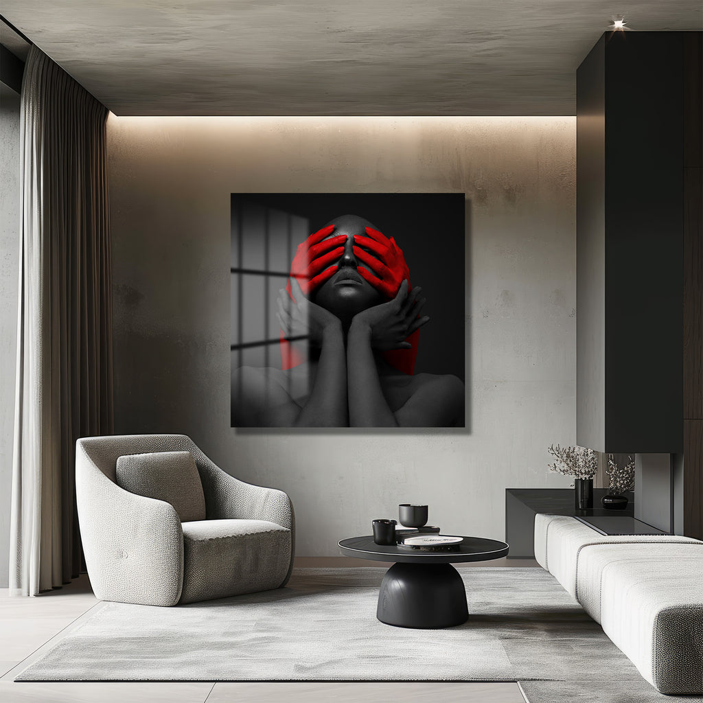 Kırmızı Ellerle Gizemli Bakış Cam Tablo - Modern Sanat Eseri