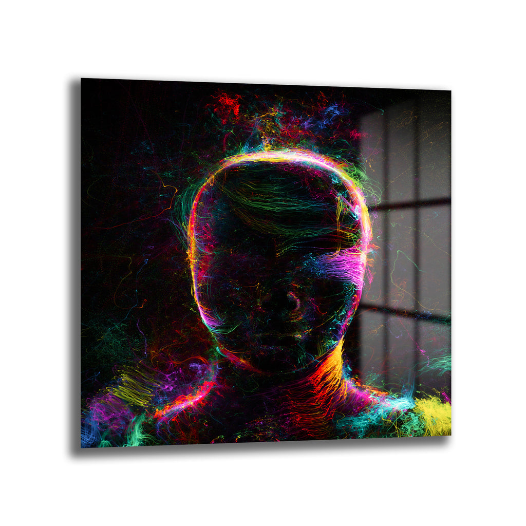 Koyu siyah bir arka plan üzerinde, neon renklerde (pembe, mor, mavi, yeşil, sarı, turuncu, kırmızı) kıvrımlı ışık çizgilerinden oluşan soyut bir insan başı ve omuzları görülüyor. Figürün etrafında ve içinde parlayan, dinamik ve enerjik bir ışık akışı var.