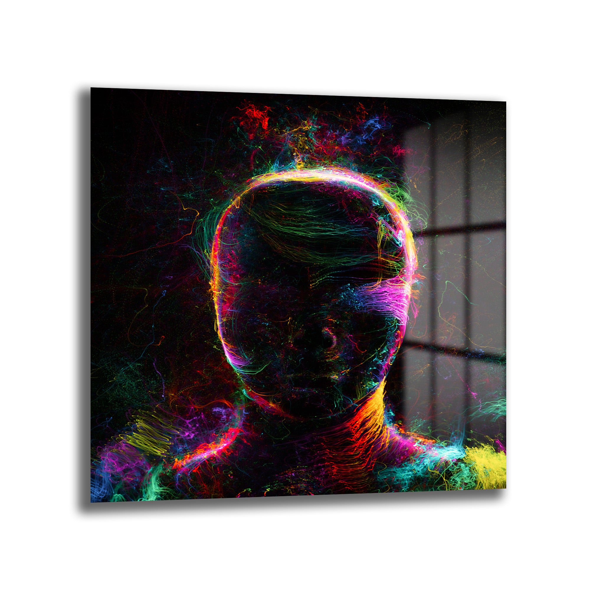 Koyu siyah bir arka plan üzerinde, neon renklerde (pembe, mor, mavi, yeşil, sarı, turuncu, kırmızı) kıvrımlı ışık çizgilerinden oluşan soyut bir insan başı ve omuzları görülüyor. Figürün etrafında ve içinde parlayan, dinamik ve enerjik bir ışık akışı var.