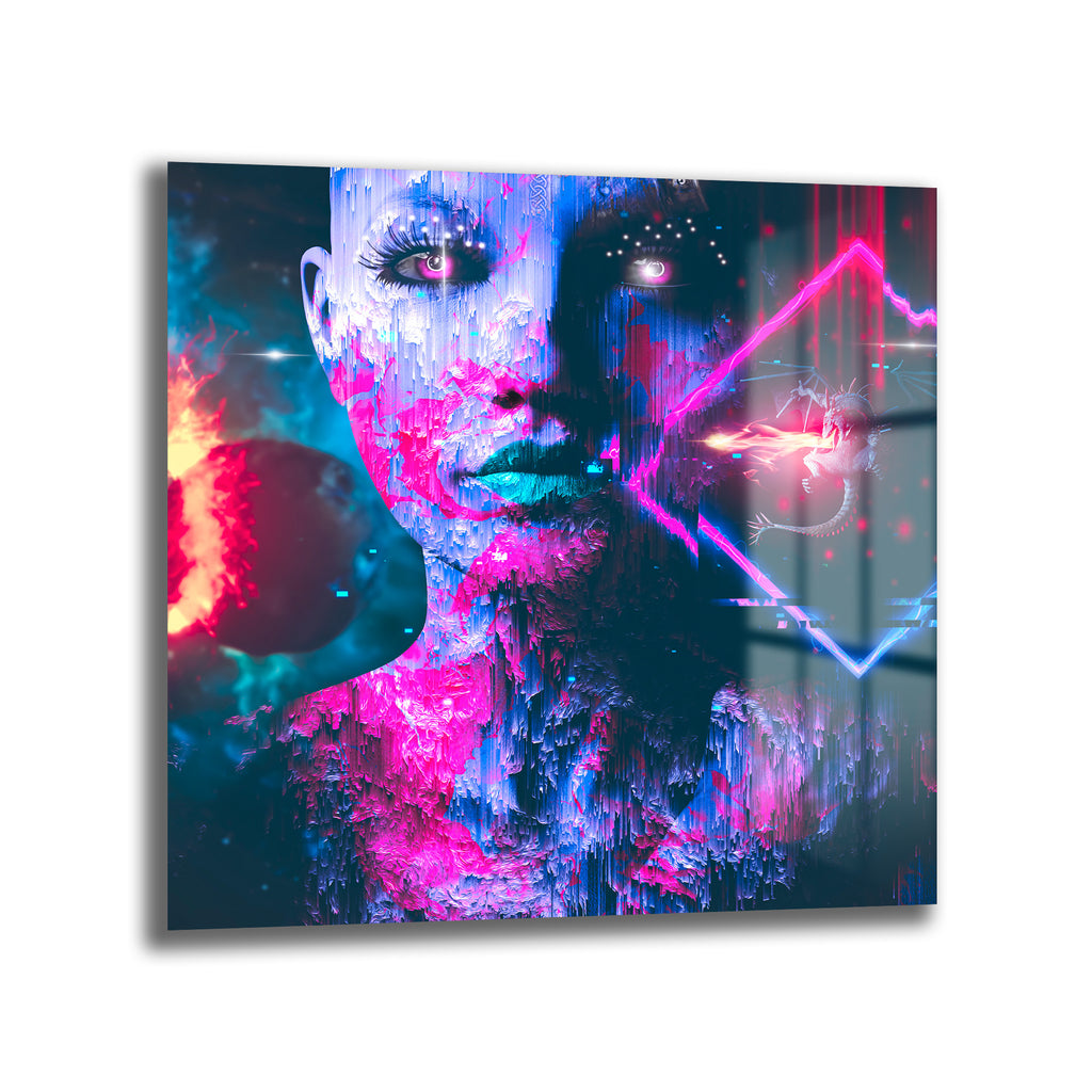 Canlı pembe ve mavi tonlarda, dijital glitch efektiyle parçalanmış, parlayan gözlere sahip bir kadın yüzünü gösteren fütüristik cam tablo. Arka planda neon ışıklar, geometrik şekiller ve ateş püskürten ejderha figürü bulunmaktadır.