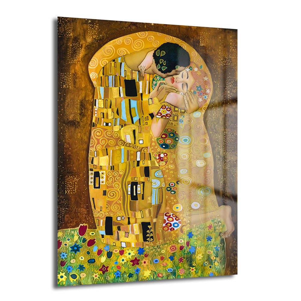 Gustav Klimt'in ikonik 'Öpücük' tablosunun cam üzerine basılmış hali. Altın rengi ve süslü desenlerle bezenmiş, birbirini kucaklayan bir çifti gösteren, alt kısmında renkli çiçeklerin olduğu romantik ve sanatsal bir görsel.