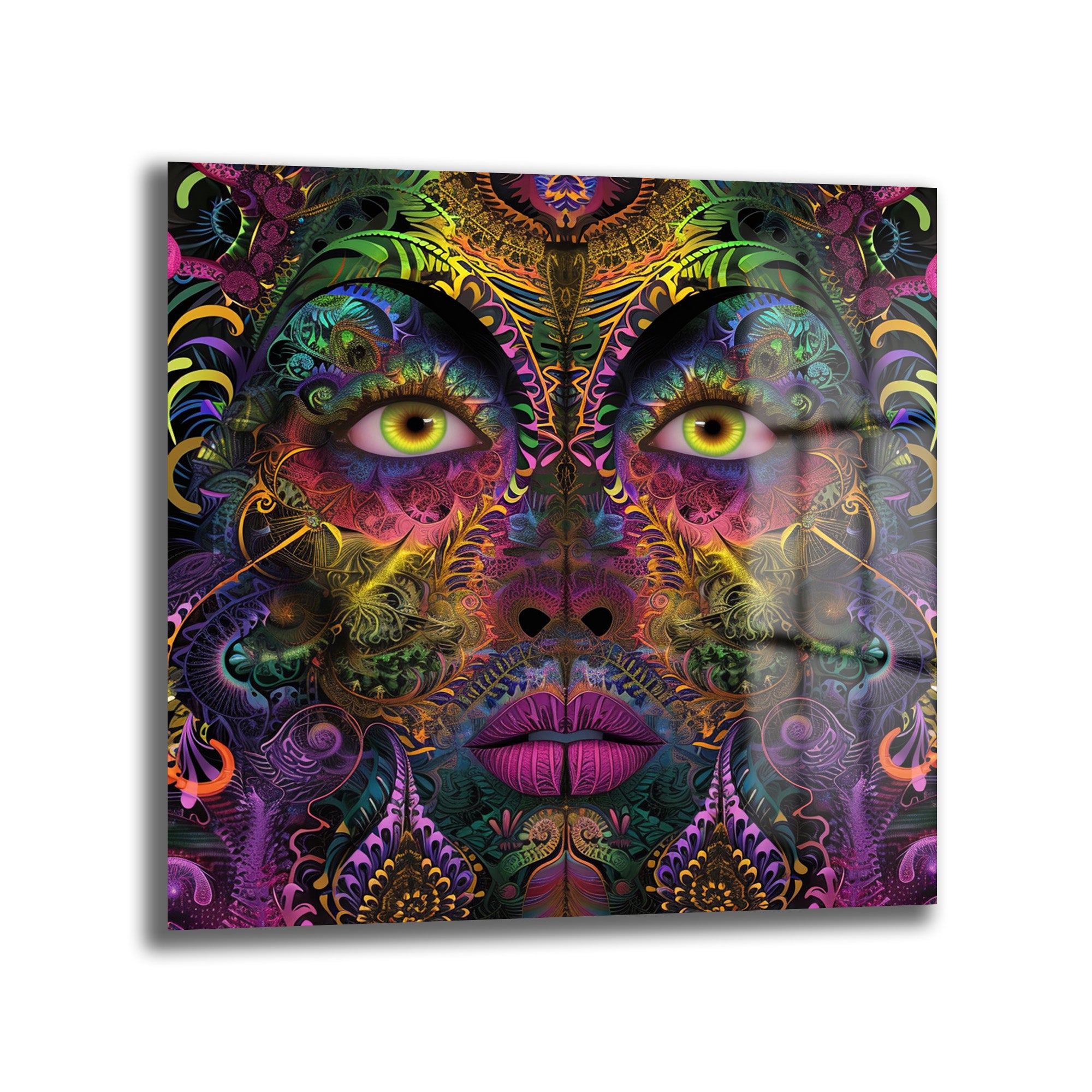 Canlı mor, yeşil, sarı ve turuncu tonlarında karmaşık psychedelic desenlerle bezenmiş, parlak yeşil gözlü ve fuşya dudaklı, soyut bir insan yüzünü gösteren Glazella cam tablo.