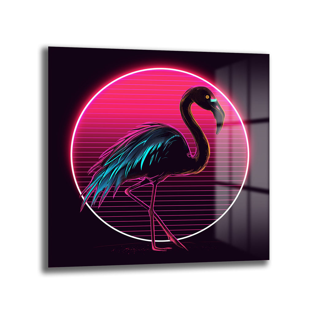 Koyu arka plan üzerinde, neon pembe bir daire ve yatay çizgilerle vurgulanmış, siyah renkte, kanatlarında elektrik mavisi ve pembe detaylar olan bir flamingo figürünün yer aldığı, retro fütüristik tarzda dijital cam tablo.