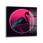 Koyu arka plan üzerinde, neon pembe bir daire ve yatay çizgilerle vurgulanmış, siyah renkte, kanatlarında elektrik mavisi ve pembe detaylar olan bir flamingo figürünün yer aldığı, retro fütüristik tarzda dijital cam tablo.