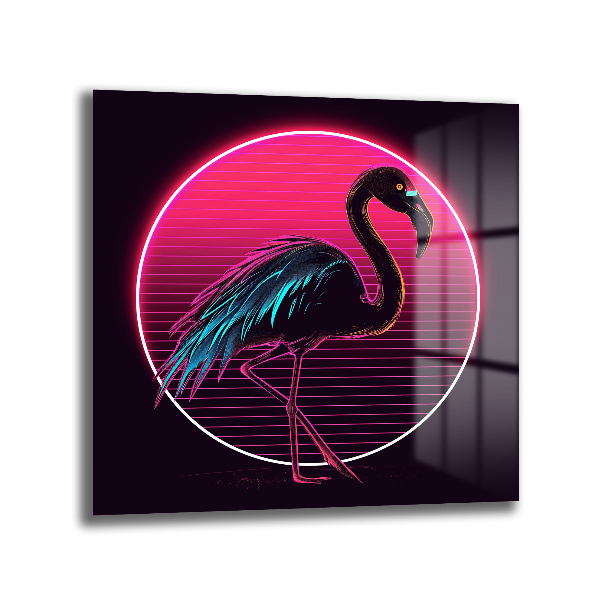 Koyu arka plan üzerinde, neon pembe bir daire ve yatay çizgilerle vurgulanmış, siyah renkte, kanatlarında elektrik mavisi ve pembe detaylar olan bir flamingo figürünün yer aldığı, retro fütüristik tarzda dijital cam tablo.