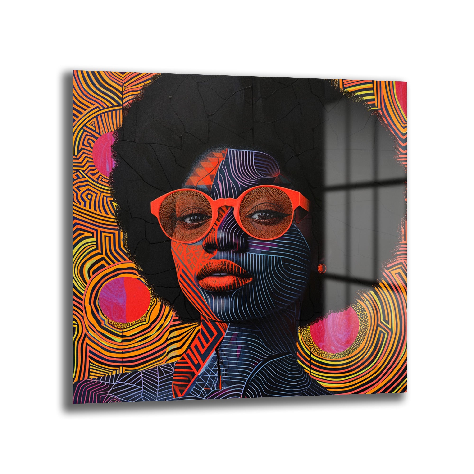 Canlı renklerde, geometrik desenlerle süslenmiş, afro saçlı ve turuncu gözlüklü bir kadının modern sanat portresi. Arka planda soyut çizgisel motifler ve parlak daireler bulunuyor.