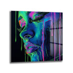 Koyu bir arka planda neon yeşili, elektrik mavisi ve fuşya renklerinde, akışkan boya damlalarıyla stilize edilmiş bir kadın yüzünün profil portresi. Gözleri kapalı, dudakları aralık ve yüzünden aşağı doğru renkli boyalar akıyor gibi görünüyor, modern ve soyut bir sanat eseri.