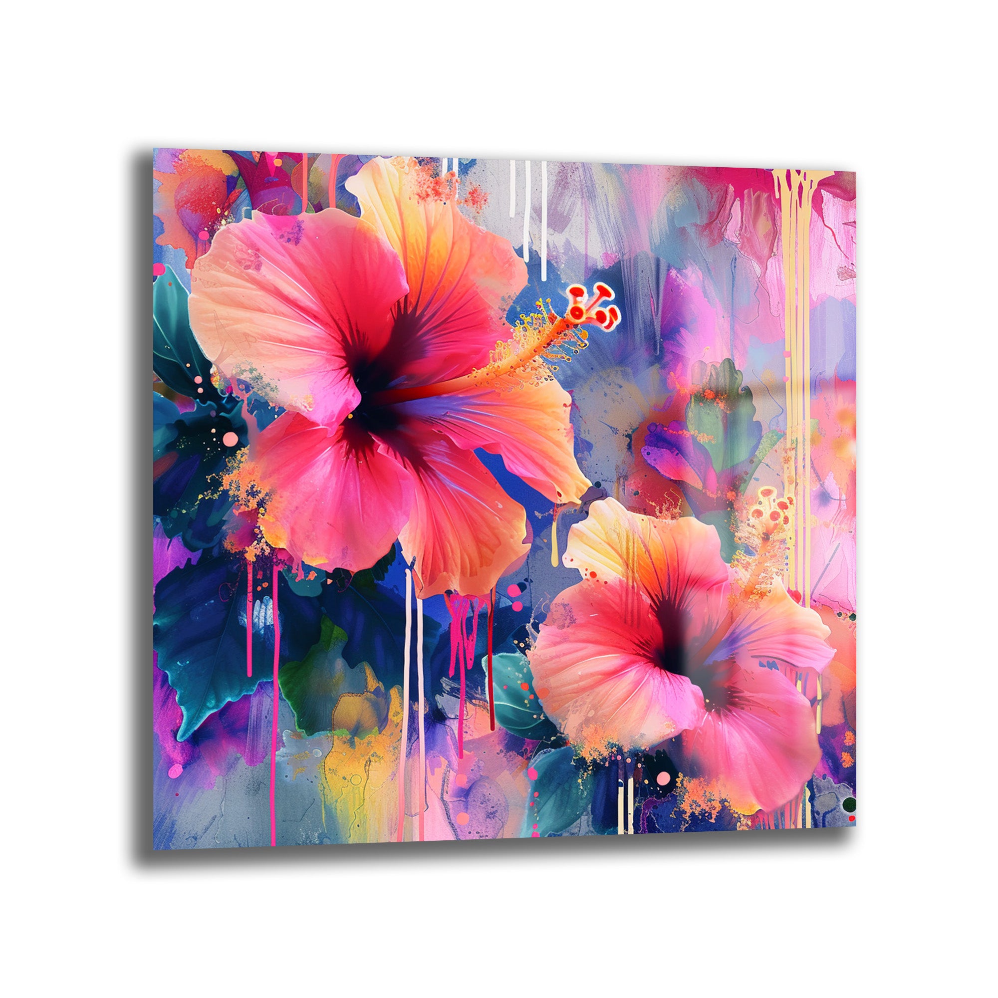 Canlı pembe ve turuncu tonlarda iki adet hibiskus çiçeğinin, soyut ve damlama efektleriyle zenginleştirilmiş renkli bir arka plan üzerinde yer aldığı modern cam tablo. Sanatsal sıçramalar ve parlak renklerle dolu.