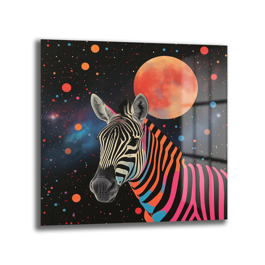 Kozmik bir arka planda, neon pembe, turuncu ve mavi renkte çizgileri olan modern bir zebra portresi. Arka planda büyük, kızıl-turuncu bir gezegen ve renkli yıldızlar bulunuyor.