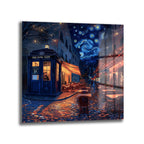Van Gogh tarzı yıldızlı bir gökyüzünün altında, loş ışıklı bir Paris sokağında, dışarıda oturma alanları olan bir kafe ve köşede mavi bir polis kulübesinin (TARDIS) bulunduğu gece sahnesini gösteren sanatsal cam tablo.