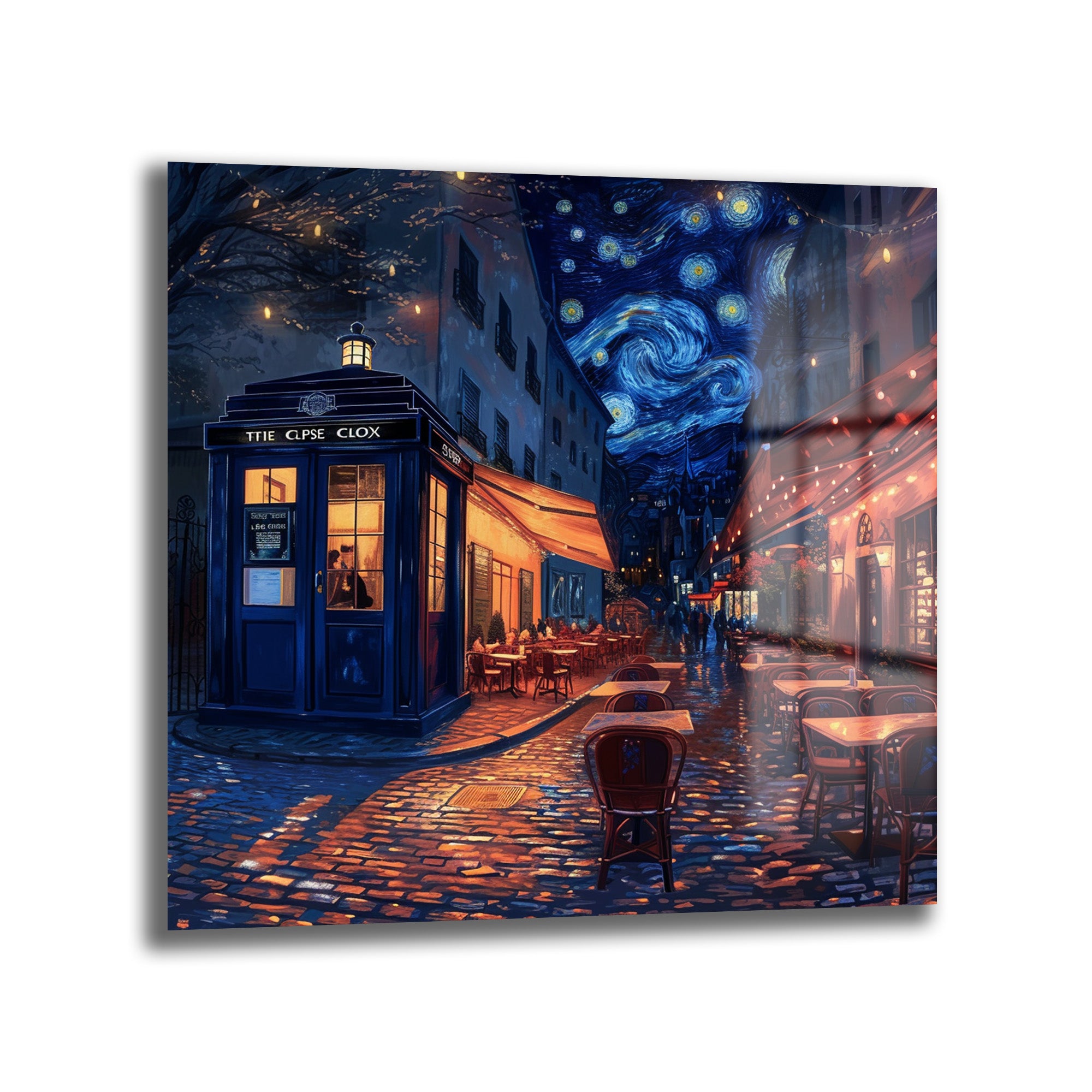 Van Gogh tarzı yıldızlı bir gökyüzünün altında, loş ışıklı bir Paris sokağında, dışarıda oturma alanları olan bir kafe ve köşede mavi bir polis kulübesinin (TARDIS) bulunduğu gece sahnesini gösteren sanatsal cam tablo.