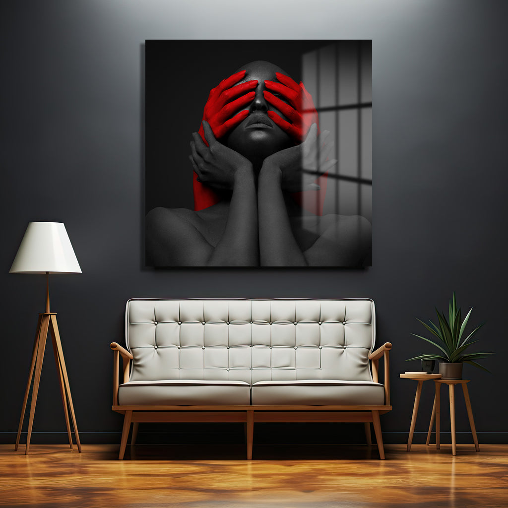 Kırmızı Ellerle Gizemli Bakış Cam Tablo - Modern Sanat Eseri