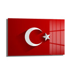 Milli Gururun Yansıması: Türk Bayrağı 4mm Temperli Cam Tablo, kırmızı zemin üzerinde beyaz ay yıldız motifli, dayanıklı ve modern bir duvar dekorasyon ürünüdür.