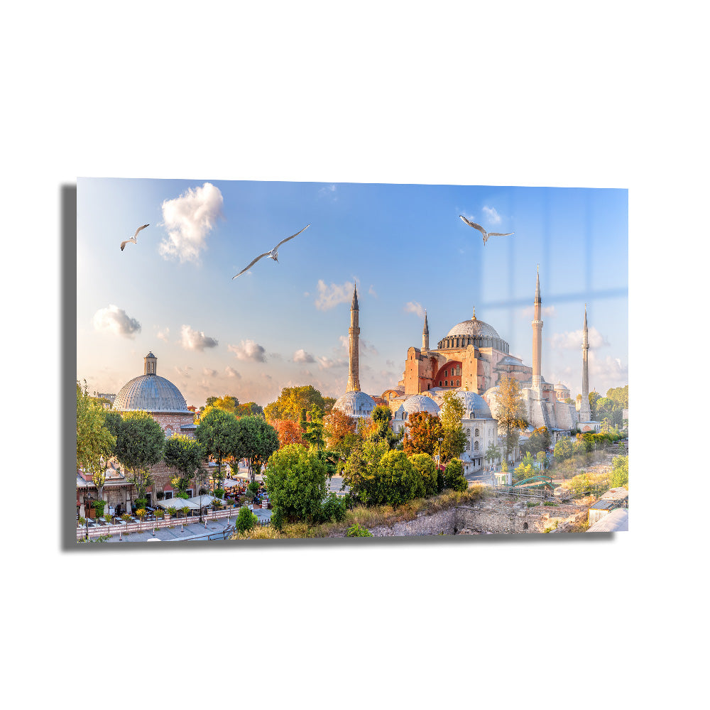 Ayasofya'nın büyüleyici siluetini, gökyüzünde süzülen martıları ve İstanbul manzarasını yansıtan, parlak yüzeyli 'İstanbul'un Kalbi: Ayasofya ve Martılar Temalı Dekoratif Cam Tablo'.