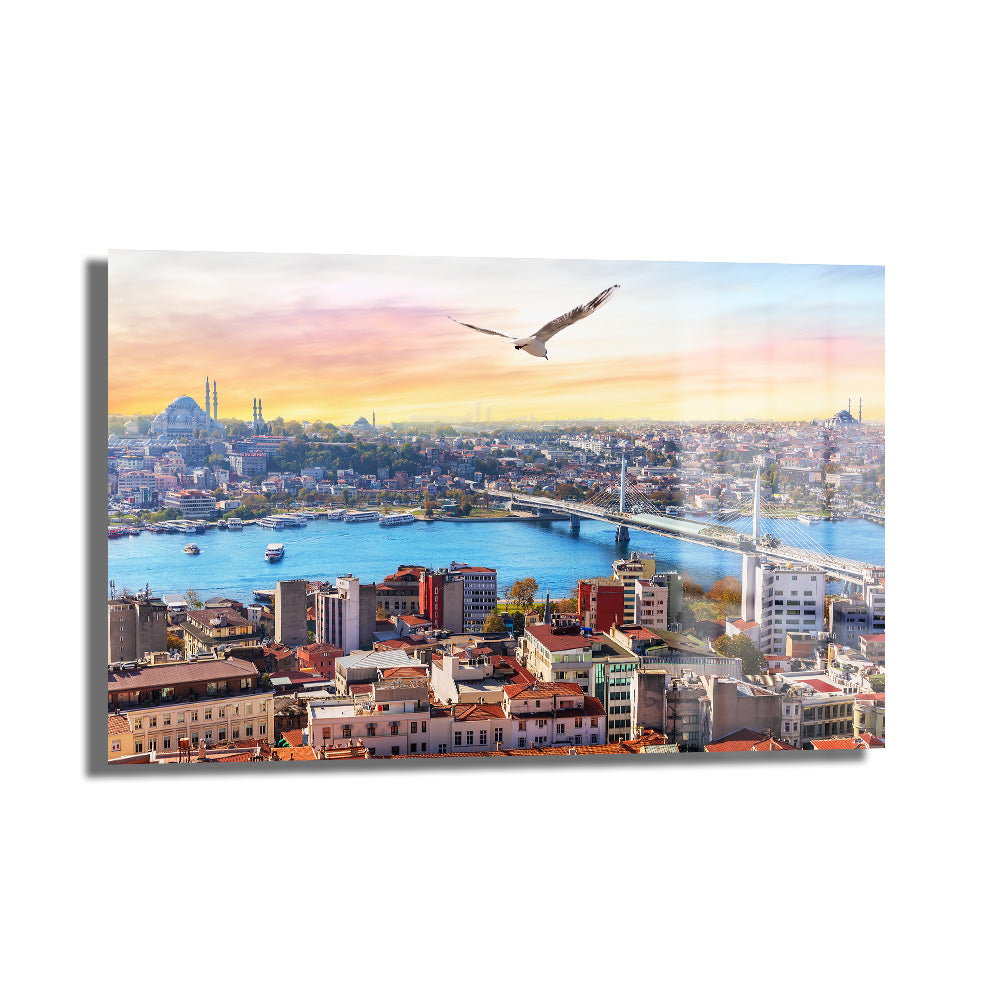İstanbul'un Nefesi: Gün Batımı Manzaralı Temperli Cam Tablo, Boğaz ve tarihi cami siluetleri eşliğinde gün batımının büyüleyici renklerini yansıtan, modern ve dayanıklı bir duvar sanatı.