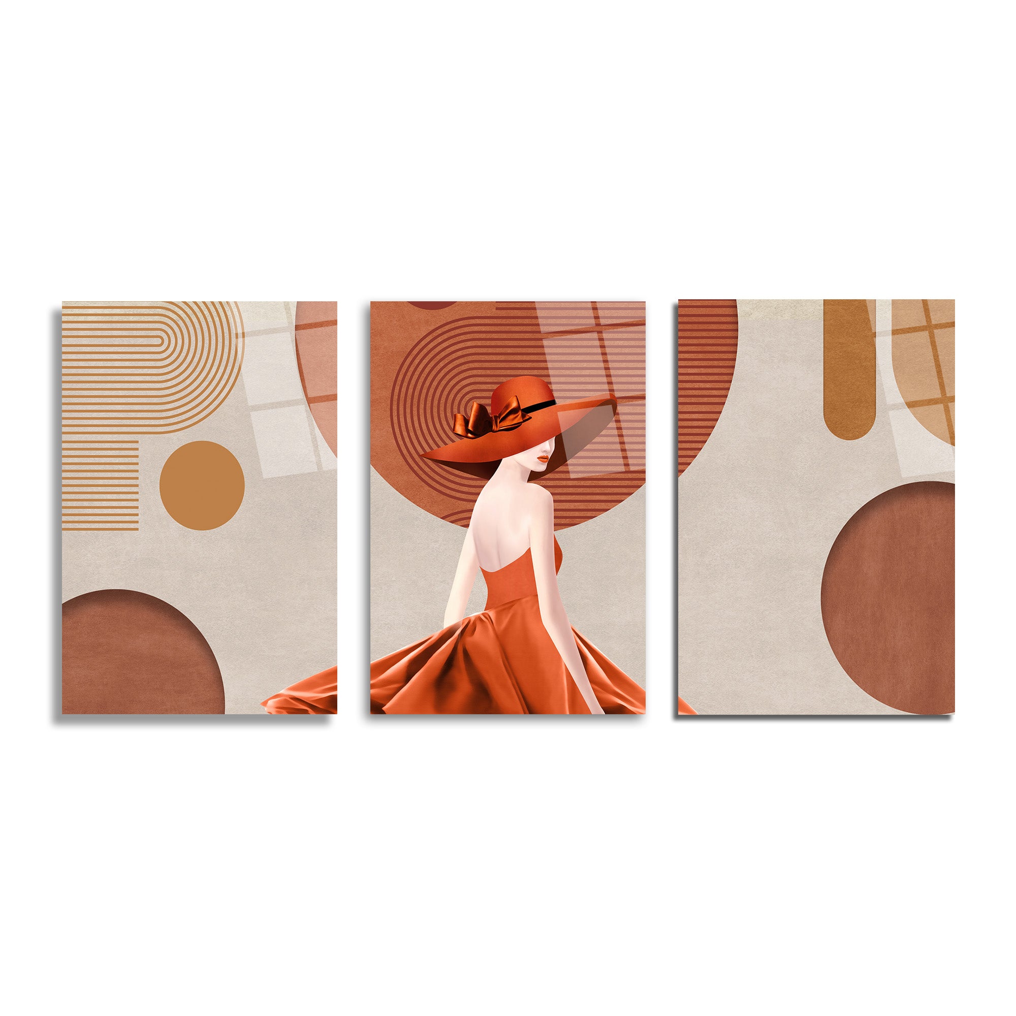 Terracotta renklerinde geniş kenarlı şapkalı ve uçuşan elbiseli şık bir kadının arkadan göründüğü, yanlarında soyut geometrik desenler barındıran üç parçalı modern cam tablo seti.