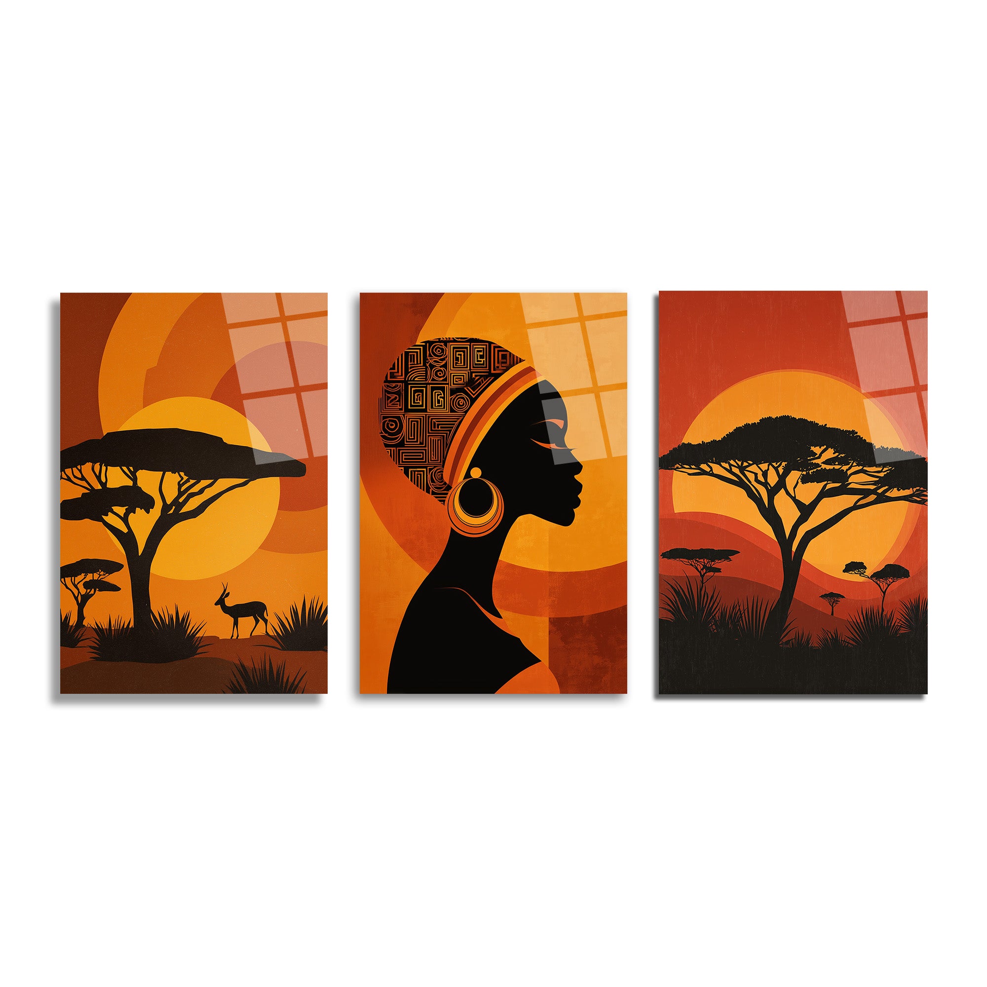 Afrika savanasında gün batımını, silüet halindeki akasya ağaçlarını, bir antilopu ve etnik desenli başörtüsü ile profilden bir Afrika kadını gösteren üçlü cam tablo seti.