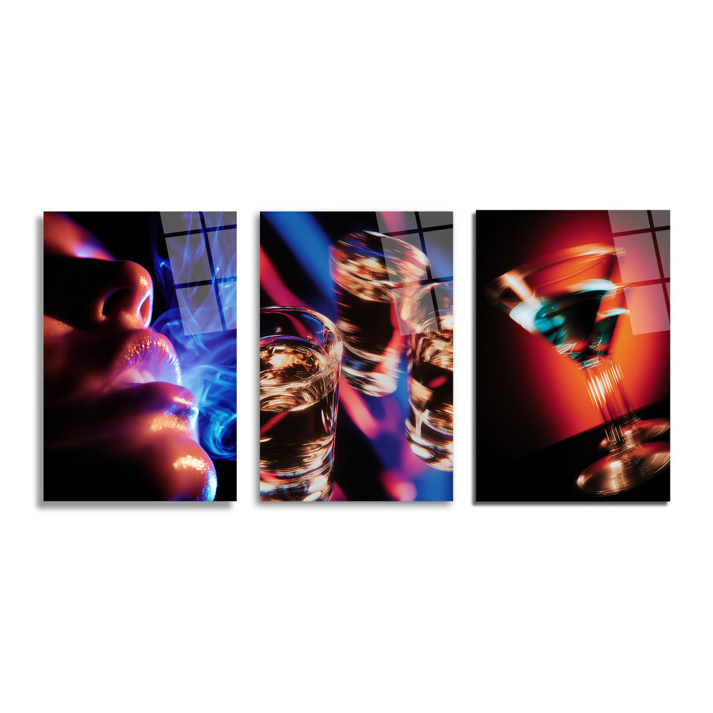 Neon ışıklar altında, sol panelde buhar üfleyen dudaklar, orta panelde üç adet shot bardağı ve sağ panelde hareket halinde bir martini kadehi gösteren üç parçalı modern cam tablo.