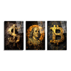 Siyah mermer dokulu arka plan üzerinde altın rengi çatlak efektleriyle işlenmiş, sol panelde dolar işareti, orta panelde Benjamin Franklin portresi ve sağ panelde Bitcoin sembolü bulunan üçlü cam tablo seti. Her bir tablo parlak ve yansıtıcı bir yüzeye sahip.