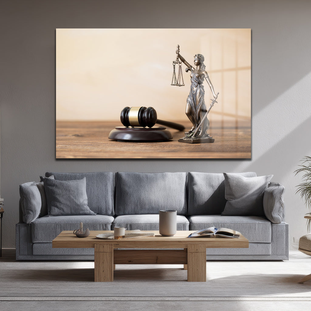 Terazi ve kılıç tutan Lady Justice heykeli ile tokmak figürlü temperli cam tablo, hukuk bürosu ve ofis için ideal bir duvar dekorasyonu. - Detay Görünüm 3