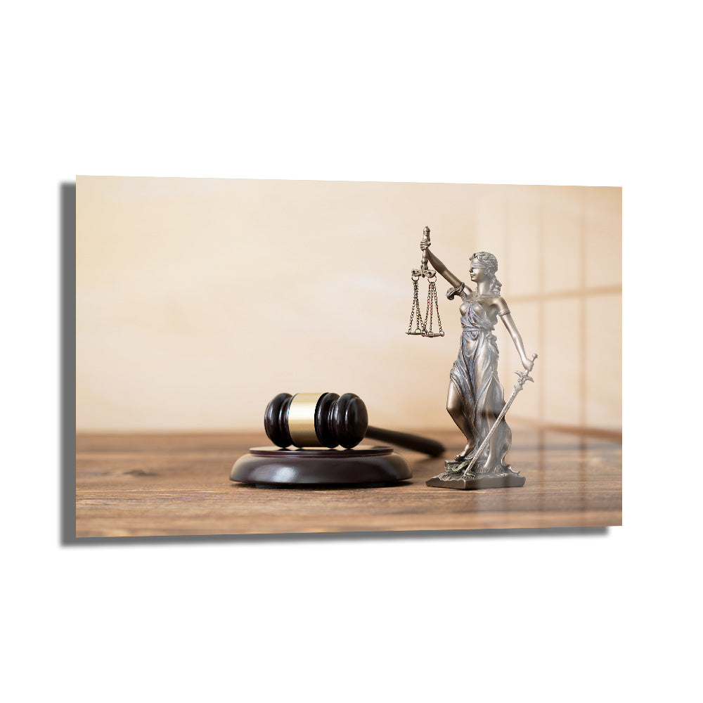 Terazi ve kılıç tutan Lady Justice heykeli ile tokmak figürlü temperli cam tablo, hukuk bürosu ve ofis için ideal bir duvar dekorasyonu.
