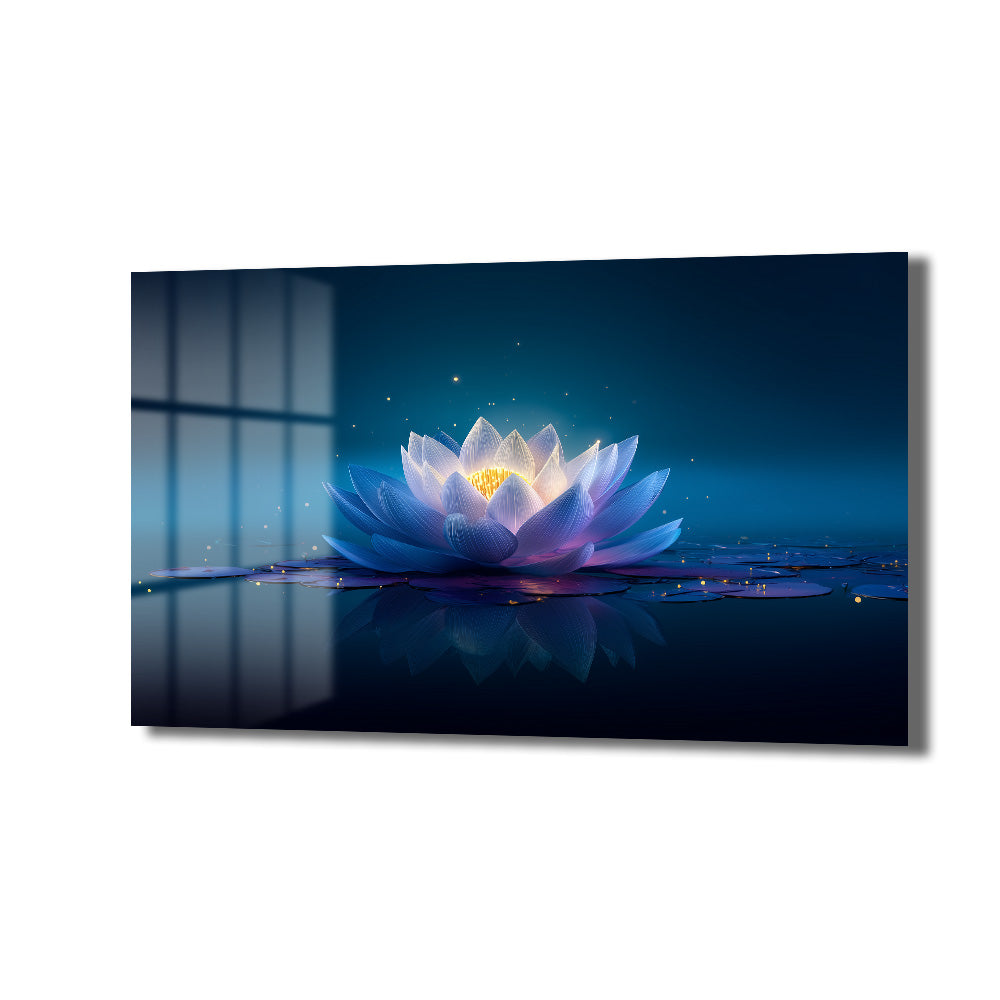 Koyu mavi arka plan üzerinde parlayan, mavi ve mor tonlarında bir lotus çiçeğinin sudaki yansımasını gösteren temperli cam tablo. Modern salon veya yatak odası dekorasyonu için ideal, mistik ve huzur veren bir duvar sanatı.