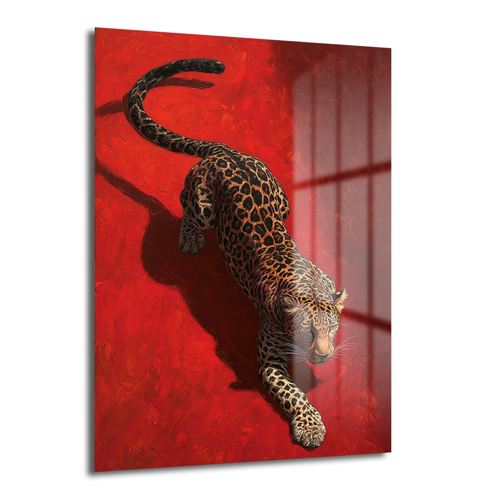 Canlı kırmızı zemin üzerinde ilerleyen güçlü leopar figürlü, modern ve dekoratif temperli cam tablo, salon ve ofis duvar dekorasyonu için.