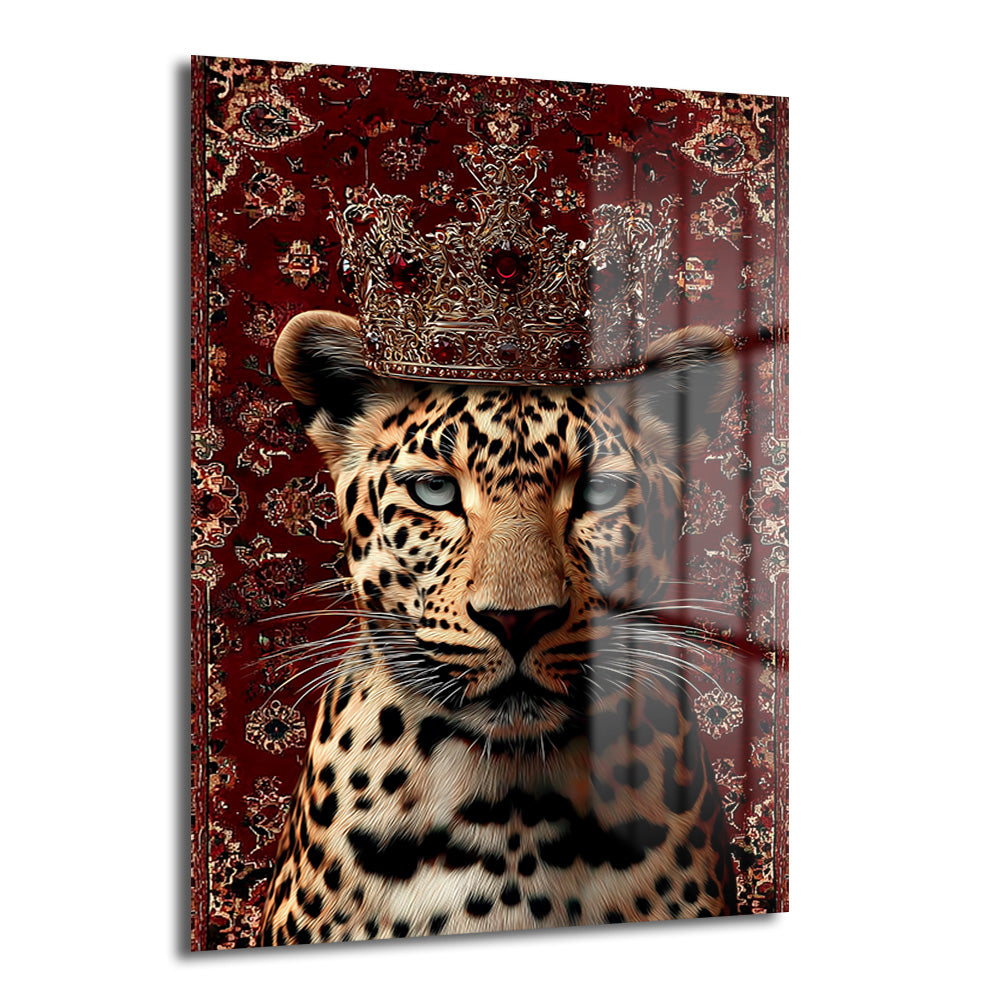 Kırmızı oryantal desenli fon önünde taç takmış bir leopar portresi içeren temperli cam tablo, lüks salon dekorasyonu için modern bir duvar sanatı.