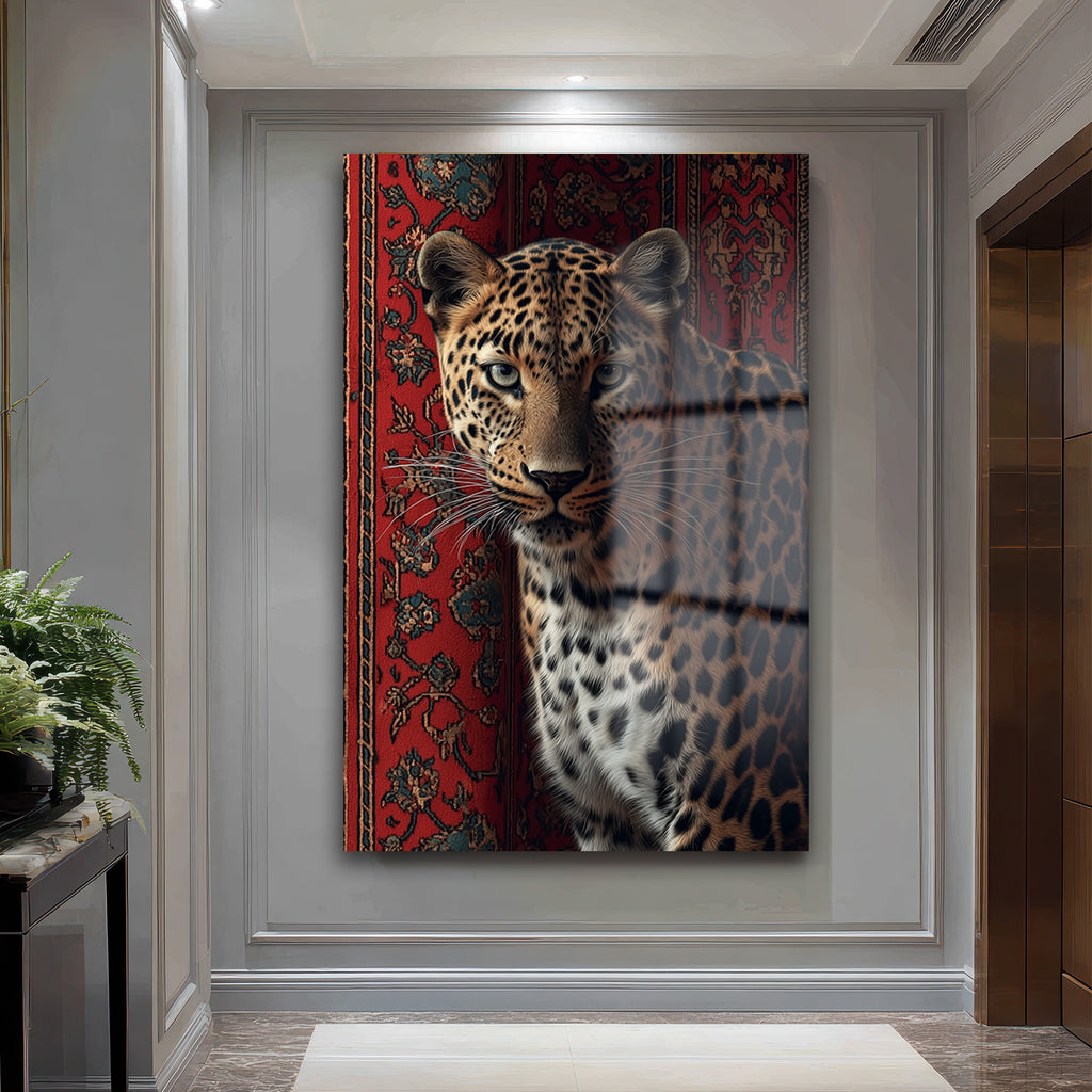 Gizemli Leopar ve Kırmızı Halı: Asil Bakışlı Dekoratif Cam Tablo