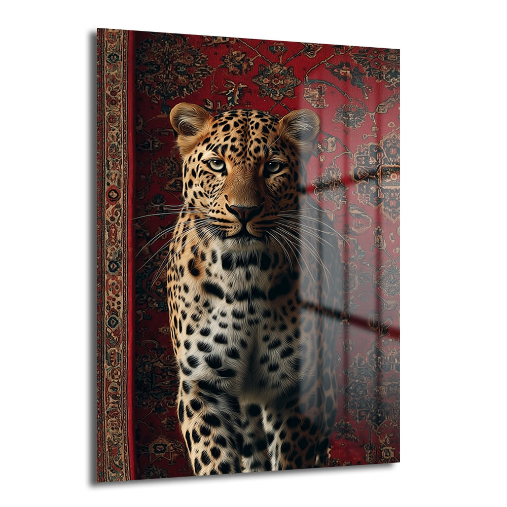 Kırmızı oryantal desenli halı önünde duran güçlü leopar figürlü temperli cam tablo, modern salon ve antre dekorasyonu için göz alıcı bir duvar sanatı.