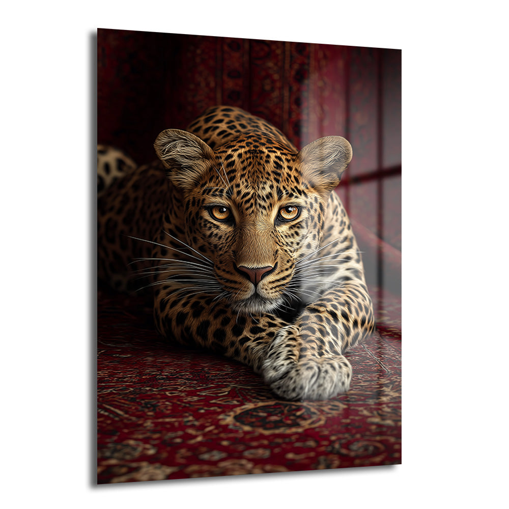 Kırmızı desenli bir halı üzerinde uzanmış, doğrudan izleyiciye bakan asil bir leopar görseline sahip temperli cam tablo, salon ve ofis duvar dekorasyonu için modern ve çarpıcı bir sanat eseri.