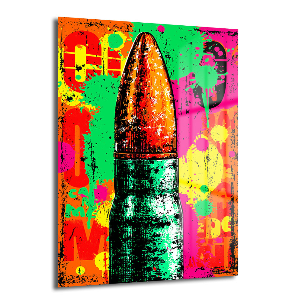 Canlı neon renklerde (kırmızı, yeşil, pembe, sarı) graffiti ve sıçrama efektleri arka planında, merkezde stilize edilmiş bir mermi görseli bulunan pop art tarzı temperli cam tablo.