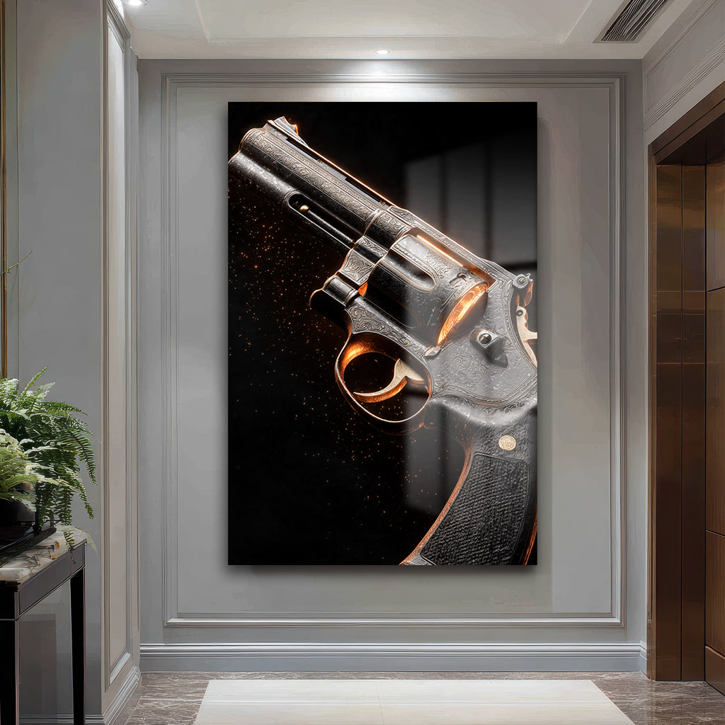 Altın Işıltılı Gravürlü Revolver Cam Tablo: Gücün Sanatsal Yansıması