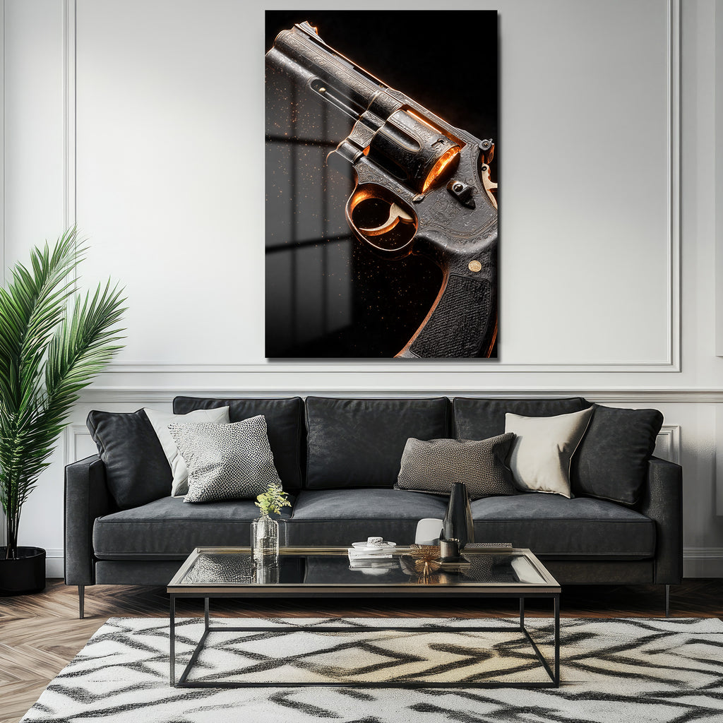 Altın Işıltılı Gravürlü Revolver Cam Tablo: Gücün Sanatsal Yansıması