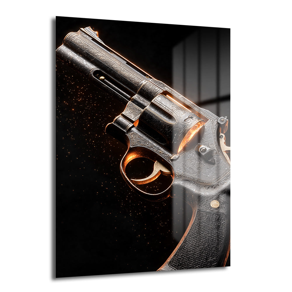 Koyu arka planda altın ışıklarla vurgulanmış, detaylı gravürlere sahip vintage revolver temalı temperli cam tablo, modern ve güçlü duvar dekorasyonu.