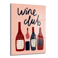 Pembe arka plan üzerinde farklı stilize şarap şişeleri ve 'Wine Club' yazısı bulunan modern illüstratif temperli cam tablo, mutfak ve bar dekorasyonu için ideal.