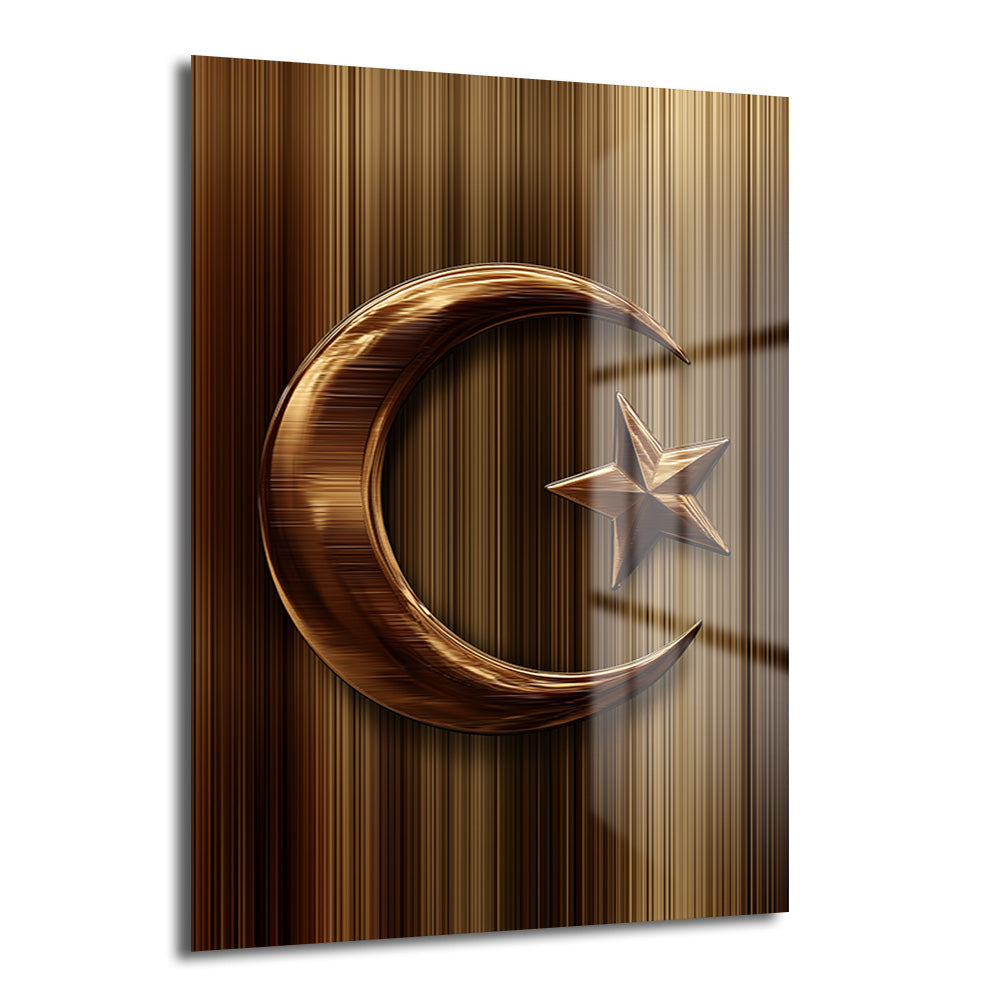 Dikey çizgili kahverengi ve altın tonlarında arka plan üzerinde parlak altın rengi hilal ve yıldız figürlü temperli cam tablo, modern İslami duvar dekorasyonu.