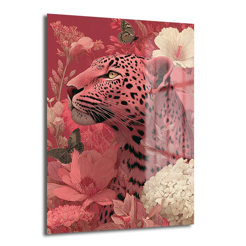 Pembe benekli bir leopar portresi, etrafında pembe ve beyaz tonlarında çiçekler ve kelebekler bulunan dikey formatta temperli cam tablo, modern duvar dekorasyonu için ideal.