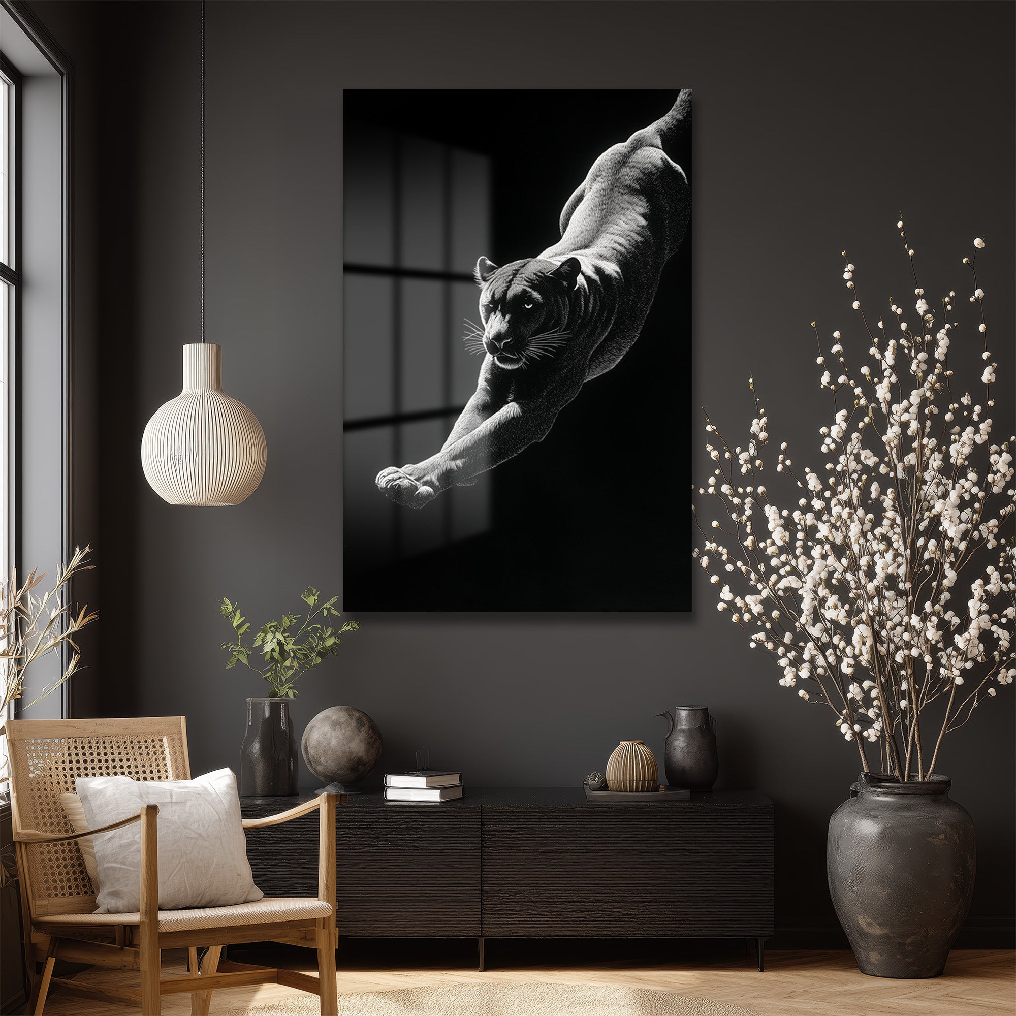 Kara Panter'in Dinamik Hareketi: Siyah Beyaz Modern Cam Tablo