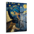 Van Gogh'un Yıldızlı Gecesi fonunda piyano çalan mavi başörtülü kadın figürlü, modern sanat tarzı temperli cam tablo, salon duvar dekorasyonu için ideal.