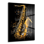Siyah arka plan üzerinde altın renkli, sanatsal detaylarla işlenmiş bir saksafonun yer aldığı temperli cam tablo, müzik temalı modern duvar dekorasyonu.