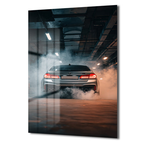 Adrenalin Yüklü BMW M5: Dumanlar İçinde Modern Cam Tablo