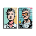 Pop art tarzında, sol tarafta dalgalı saçlı bir kadının, sağ tarafta ise güneş gözlüklü ve bıyıklı bir erkeğin stilize edilmiş portrelerinin yer aldığı, turkuaz, sarı ve pembe tonlarında modern bir cam tablo.
