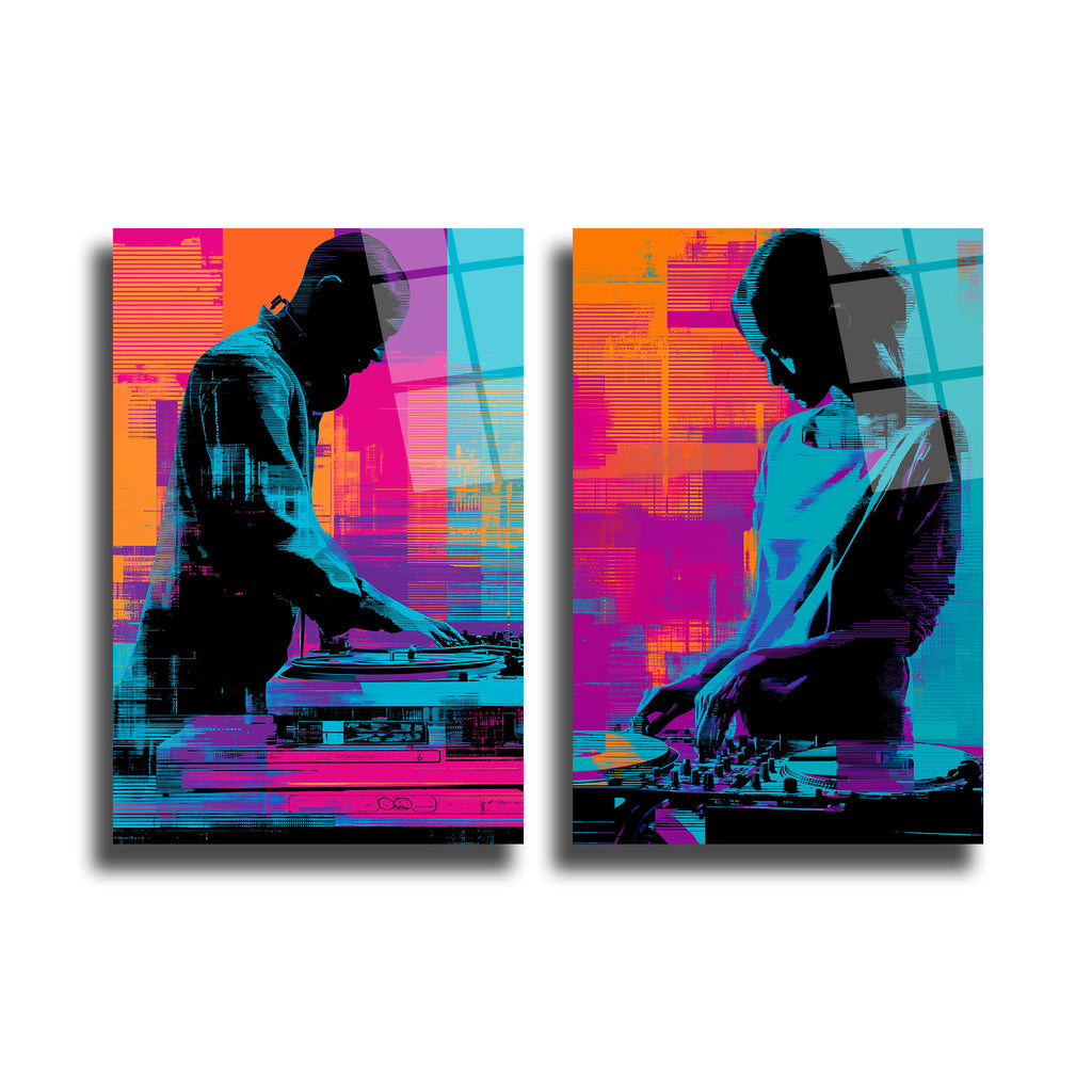 Canlı neon pembe, turuncu ve turkuaz renklerde soyut, glitch efekti arka planlara sahip iki DJ'in siluetlerini gösteren modern cam tablo. Sol tarafta erkek, sağ tarafta kadın DJ pikap başında müzik çalıyor.