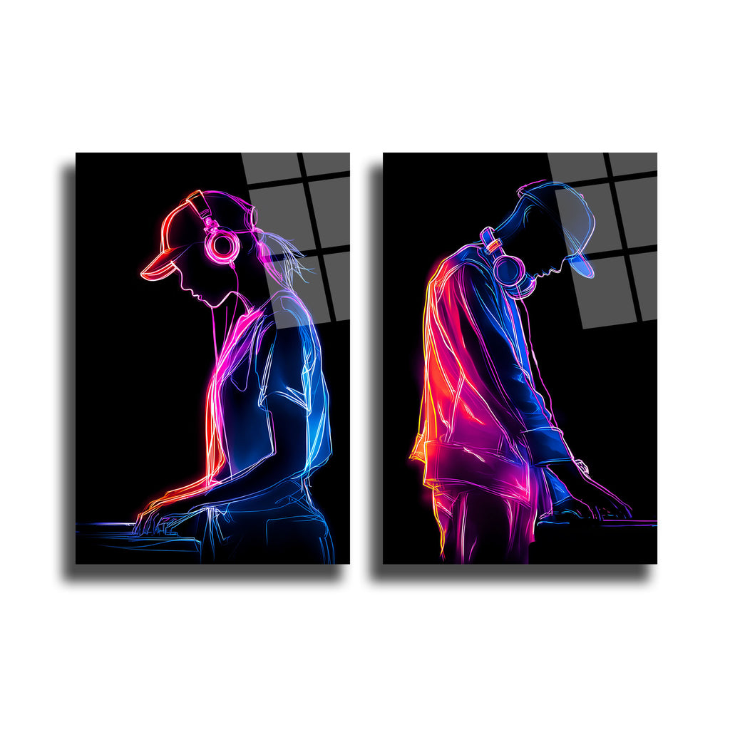 Koyu arka plan üzerinde, neon pembe, mavi, kırmızı ve mor renklerle çizilmiş, kulaklıklı iki DJ figürünün olduğu, modern ve enerjik bir cam tablo seti.