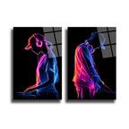 Koyu arka plan üzerinde, neon pembe, mavi, kırmızı ve mor renklerle çizilmiş, kulaklıklı iki DJ figürünün olduğu, modern ve enerjik bir cam tablo seti.