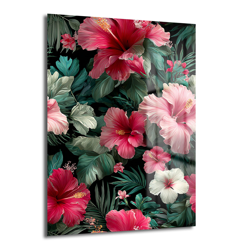 Siyah arka plan üzerinde pembe, fuşya ve beyaz hibiskus çiçekleri ile yeşil tropikal yaprakların yer aldığı, parlak ve canlı renklerde cam tablo.